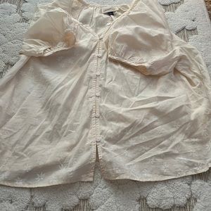 Shirtsleeve cream with flowers top